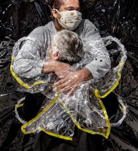 O abraço da quarentena: foto tirada no Brasil ganha o maior prêmio de fotografia