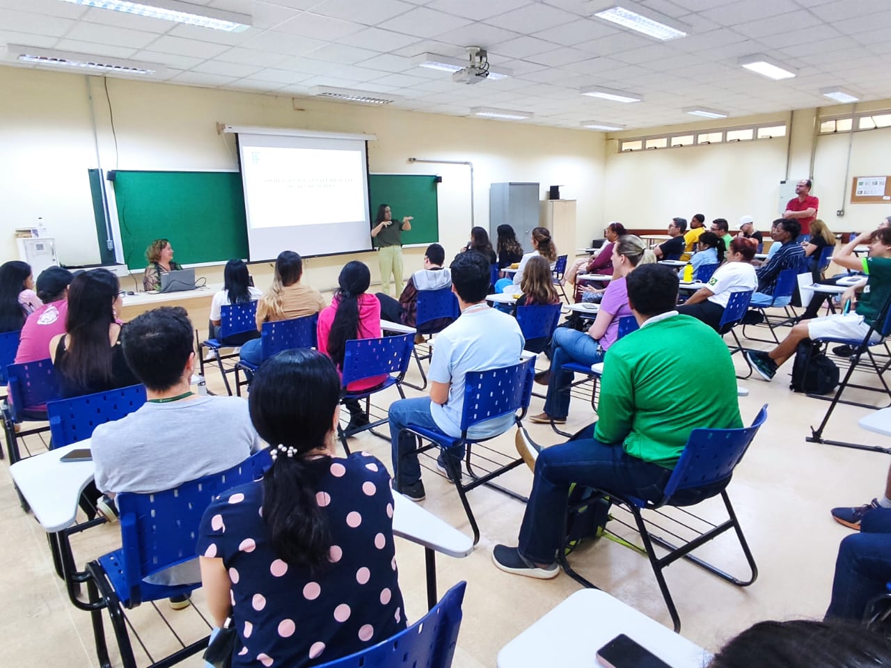 Professora da UFSCar fala dos desafios na inclusão de alunos surdos no Brasil