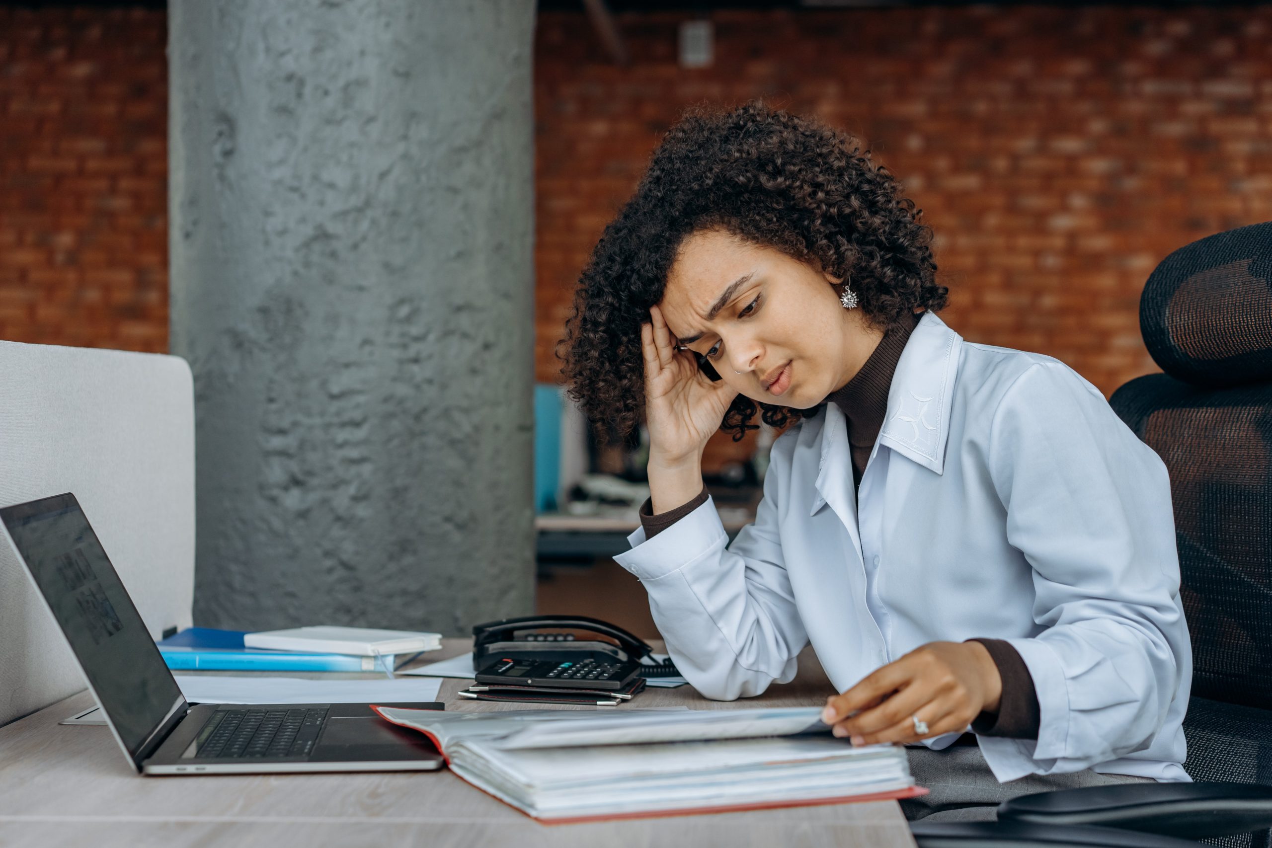 48% dos profissionais com menos de 30 anos correm mais risco de sofrer com burnout