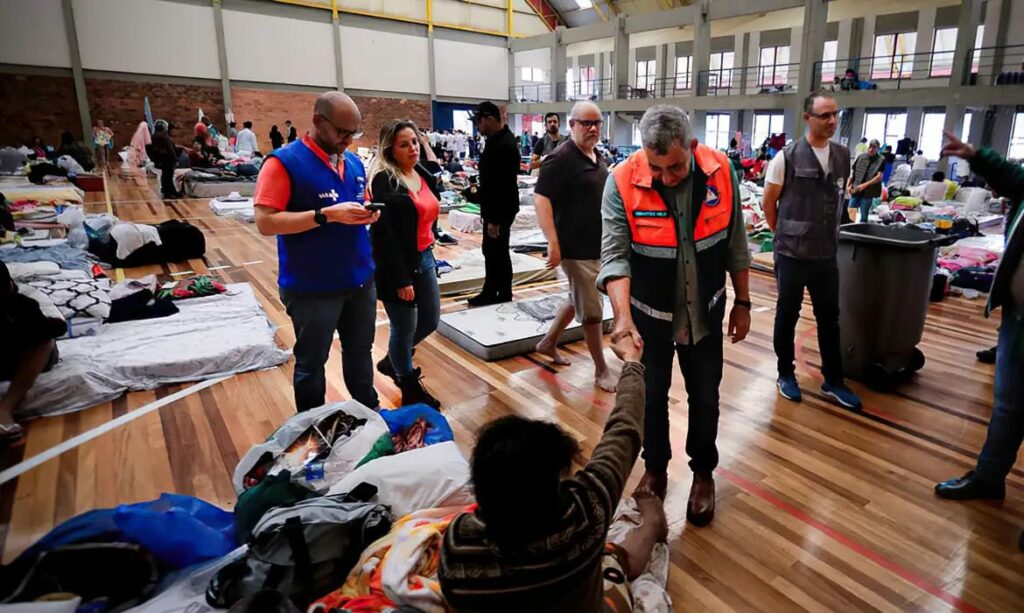 Crise climática no RS: em meio à vulnerabilidade, mulheres denunciam violência nos abrigos