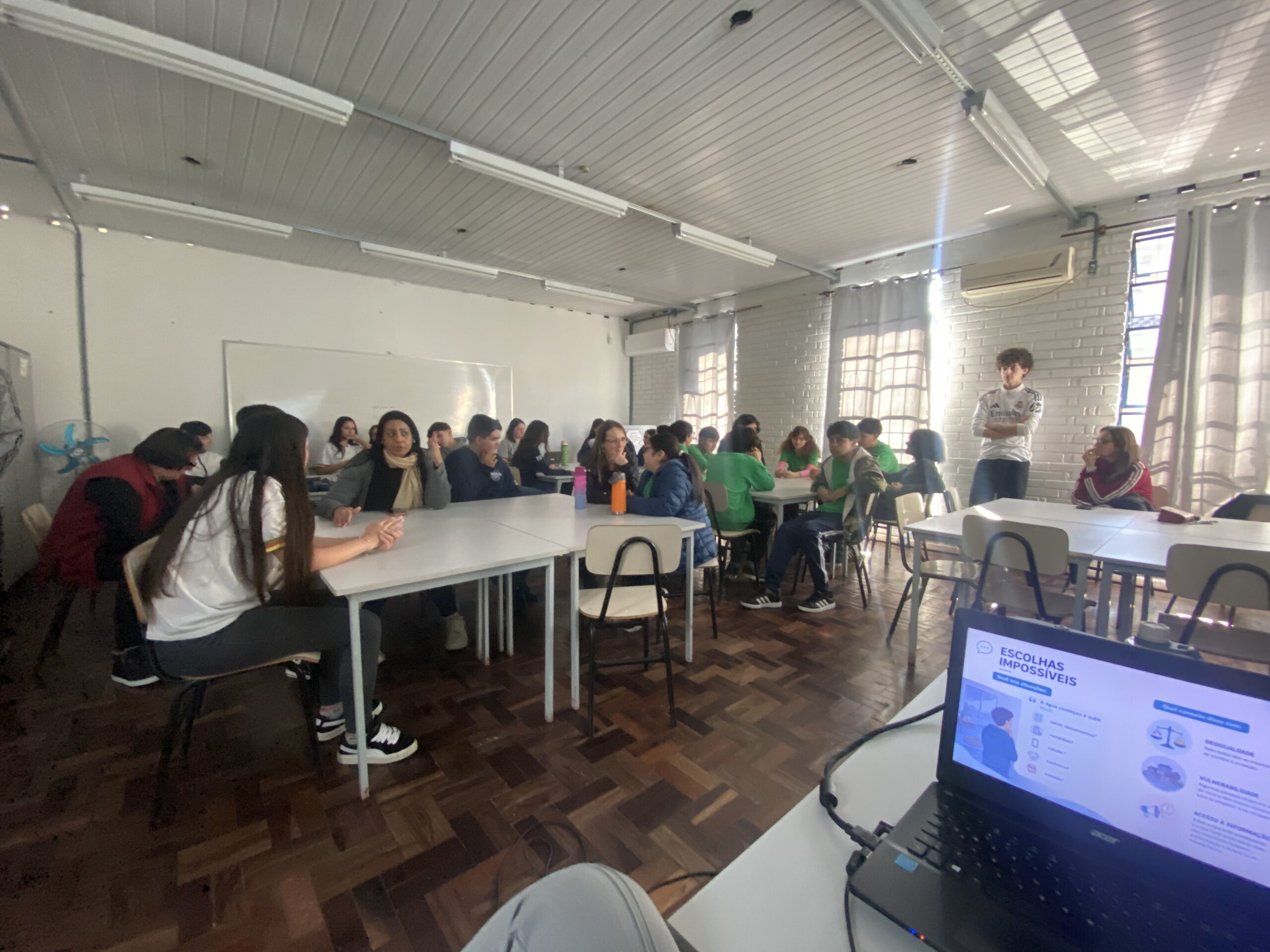 Projeto Autor Presente leva jornalista investigativa e oficinas sobre enchentes à Escola Villa Lobos