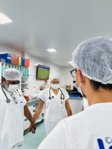 Quando a medicina vira negócio, o acolhimento salva vidas